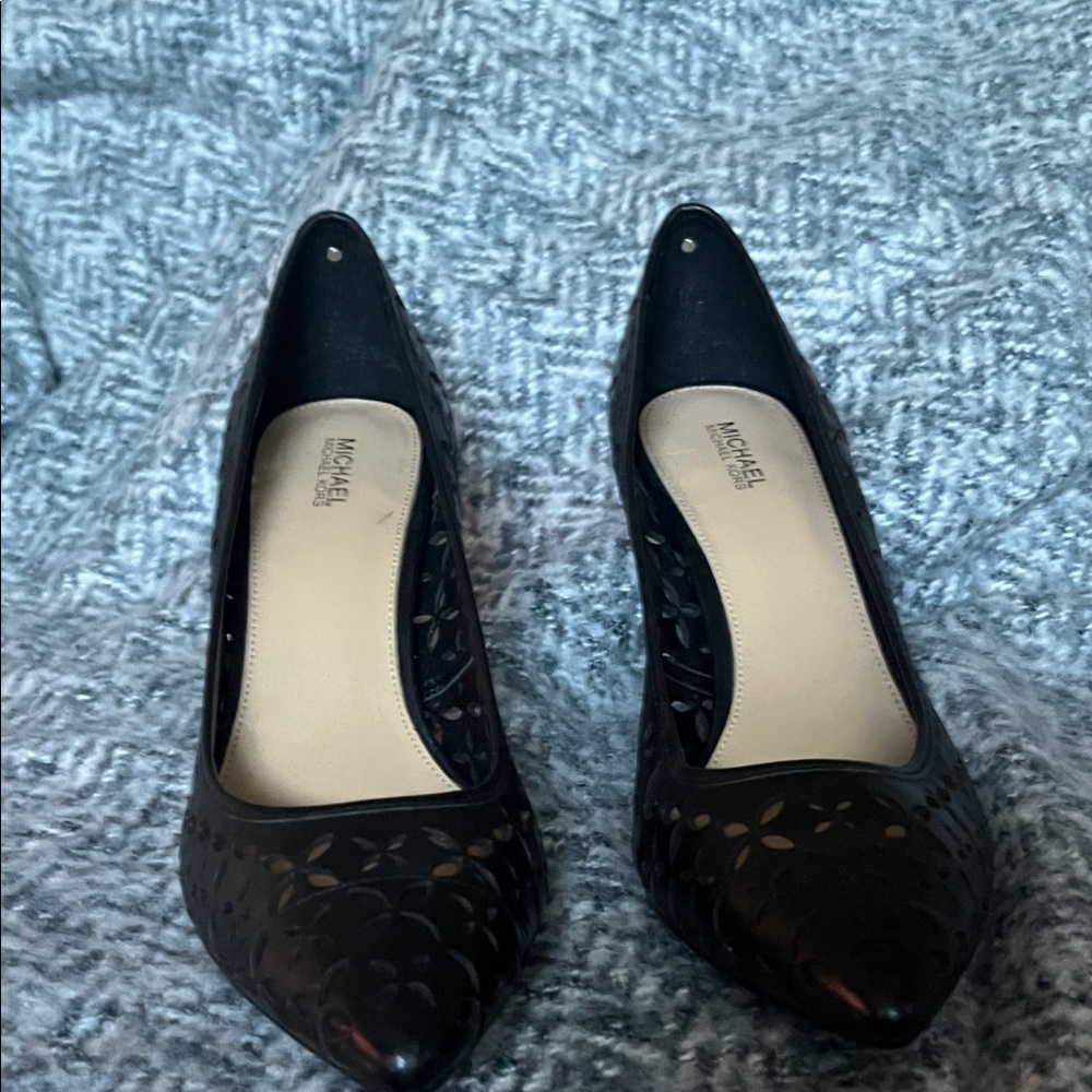 Summer shoes with beautiful cutouts around like the taupe.